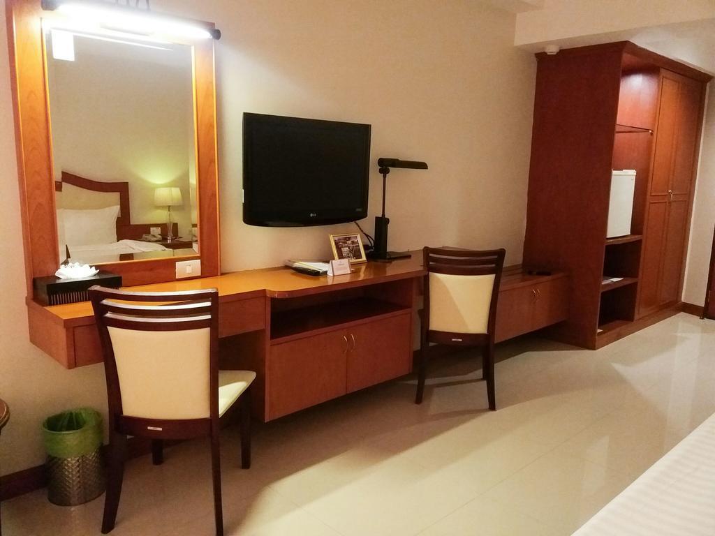 Major Grand Hotel Chum Phae Bagian luar foto